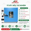 Tủ sấy là thiết bị thí nghiệm phổ biến, được sử dụng rộng rãi trong các phòng thí nghiệm, viện nghiên cứu và nhà máy công nghiệp. Thiết bị này chuyên dụng để sấy khô mẫu vật liệu, dược phẩm, thực phẩm, thiết bị y tế và các ứng dụng khác đòi hỏi kiểm soát nhiệt độ chính xác.​