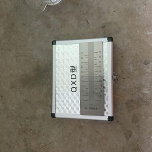 Hình ảnh bộ thước đo độ mịn sơn 0–50µm gồm tấm đo bằng kim loại có vạch chia rõ ràng, dao gạt đi kèm và hộp đựng bảo quản chắc chắn. Sản phẩm sử dụng để kiểm tra độ mịn, mức độ phân tán của sơn, mực in, chất phủ và các vật liệu dạng lỏng có chứa hạt phân tán.