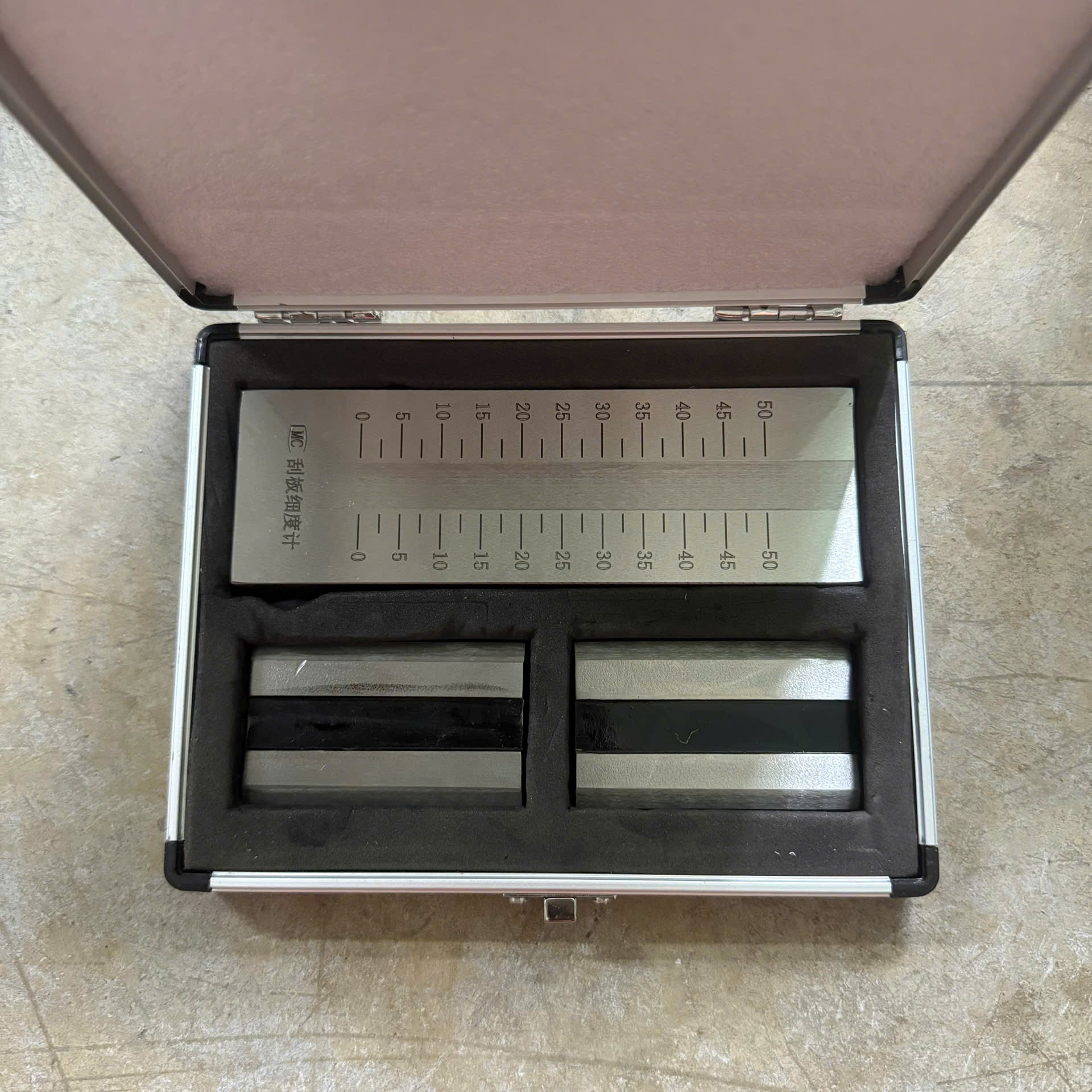 thuoc-do-do-min-son-0-50um-an-phat.jpg Thước đo độ mịn sơn 0-50µm kèm dao gạt trong hộp bảo quản An Phát