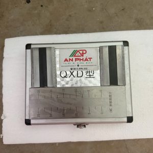 Bộ thước đo độ mịn sơn 0–25µm gồm tấm đo kim loại, dao gạt và hộp đựng chuyên dụng.