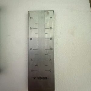 Bộ thước đo độ mịn sơn 0–25µm gồm tấm đo kim loại, dao gạt và hộp đựng chuyên dụng.