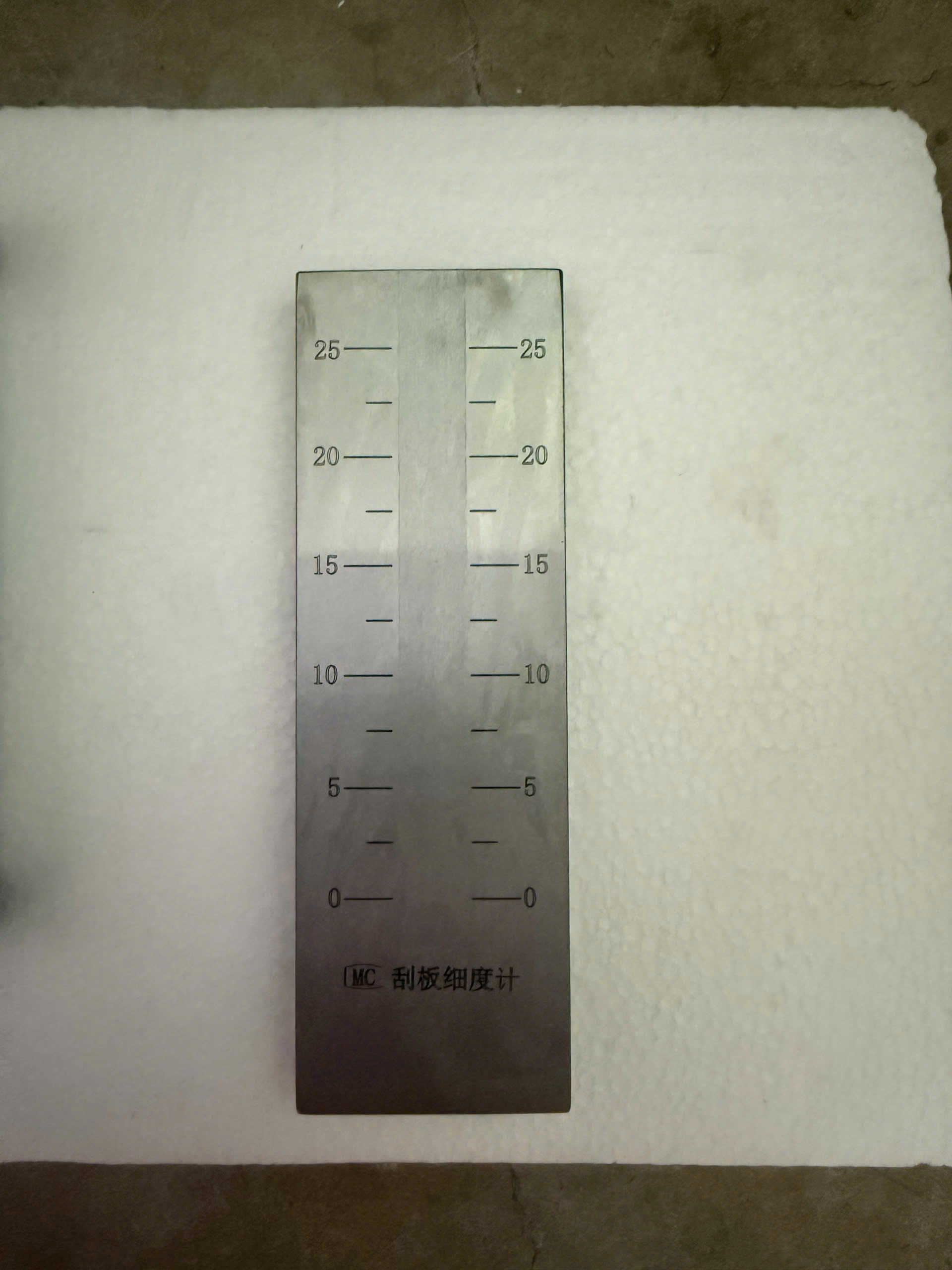 thuoc-do-do-min-son-0-25um-an-phat.jpg Bộ thước đo độ mịn sơn 0–25µm gồm tấm đo kim loại, dao gạt và hộp đựng chuyên dụng.